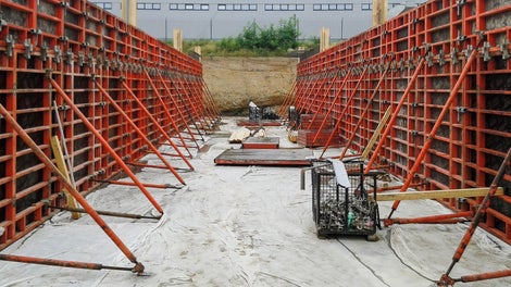 Steny boli riešené systémovým obojstranným debnením TRIO