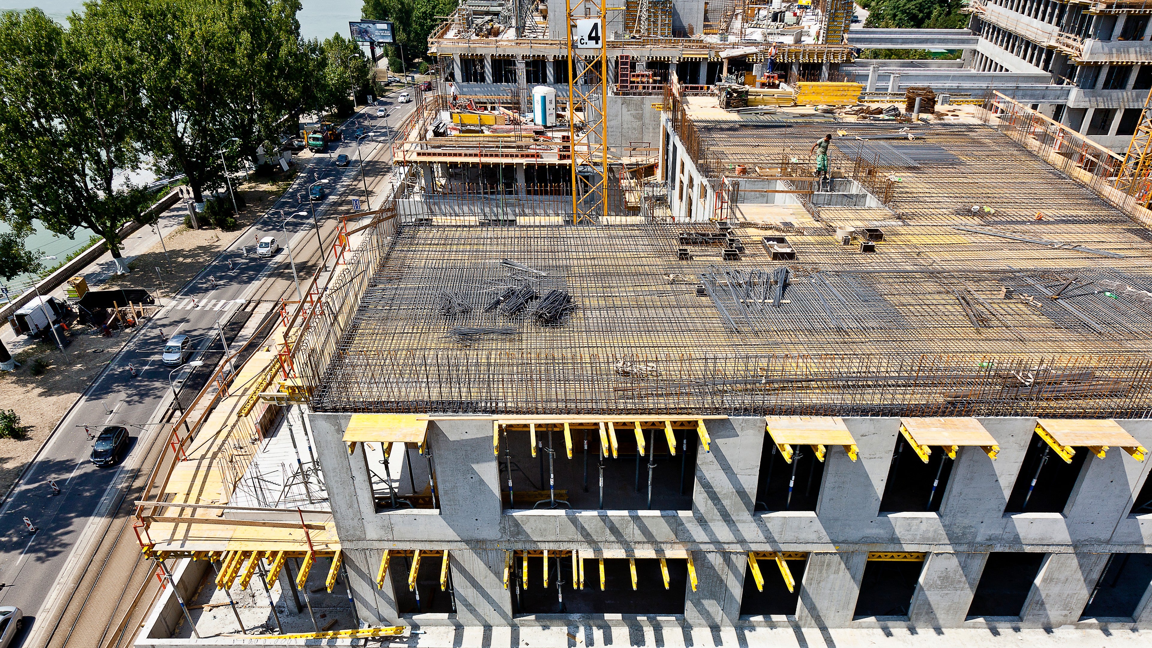 Polyfunkčné mestské centrum pozostáva zo siedmych budov situovaných pod bratislavským hradom.