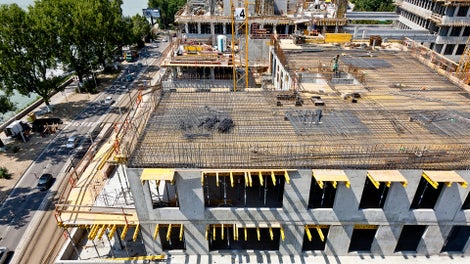 Polyfunkčné mestské centrum pozostáva zo siedmych budov situovaných pod bratislavským hradom.