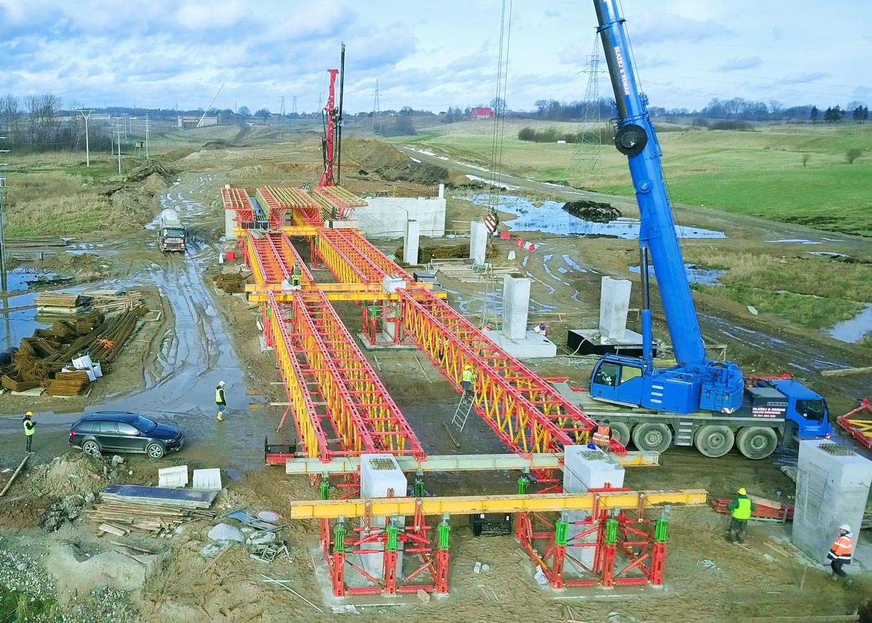 Kratownice VRB w końcowej fazie montażu.