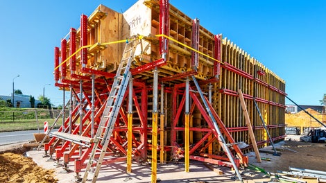 Kompletne rozwiązania i systemy gwarantują bezpieczeństwo realizacji bez względu na poziom ryzyka, czy zmienności obciążeń. Dzięki kozłom SB dziobowa ściana kadłuba statku mogła być wykonana bezściągowo.