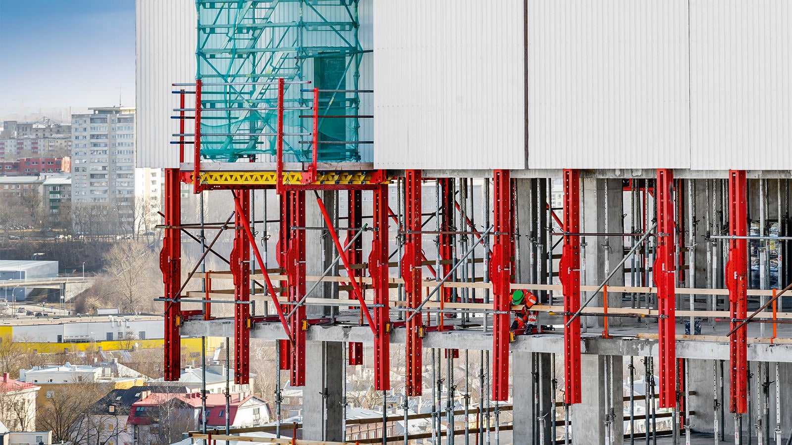 The RCS Rail Climbing System was also used in Tallinn as a climbing protection panel and thus provided a safe, gap-free enclosure for the floors of the shell construction.