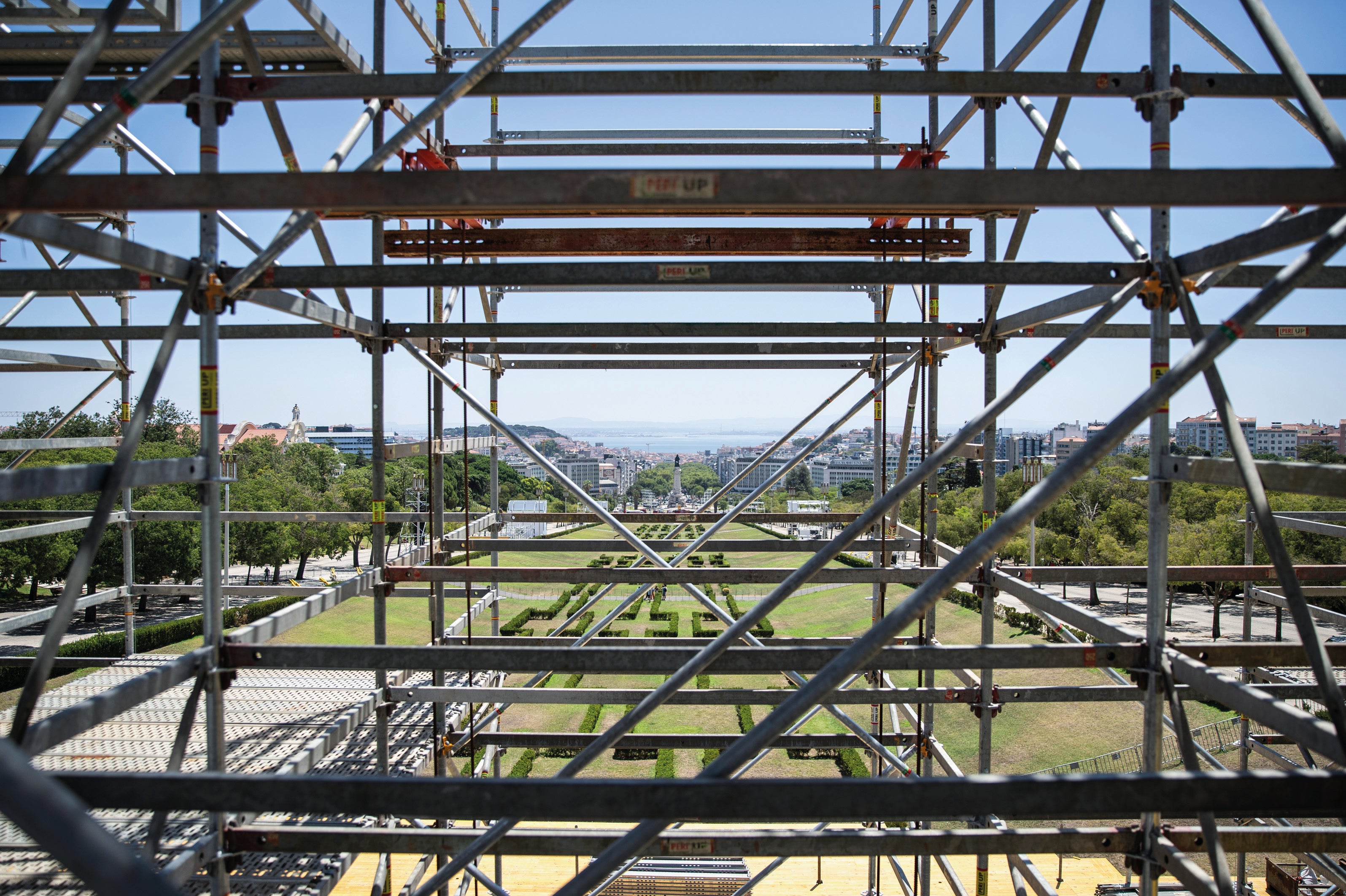 The team had to bear in mind the considerable height and wind exposure of the area, which necessitated the securing of the perimeter and the addition of numerous counterweights.<br/>(Photo: PERI SE)