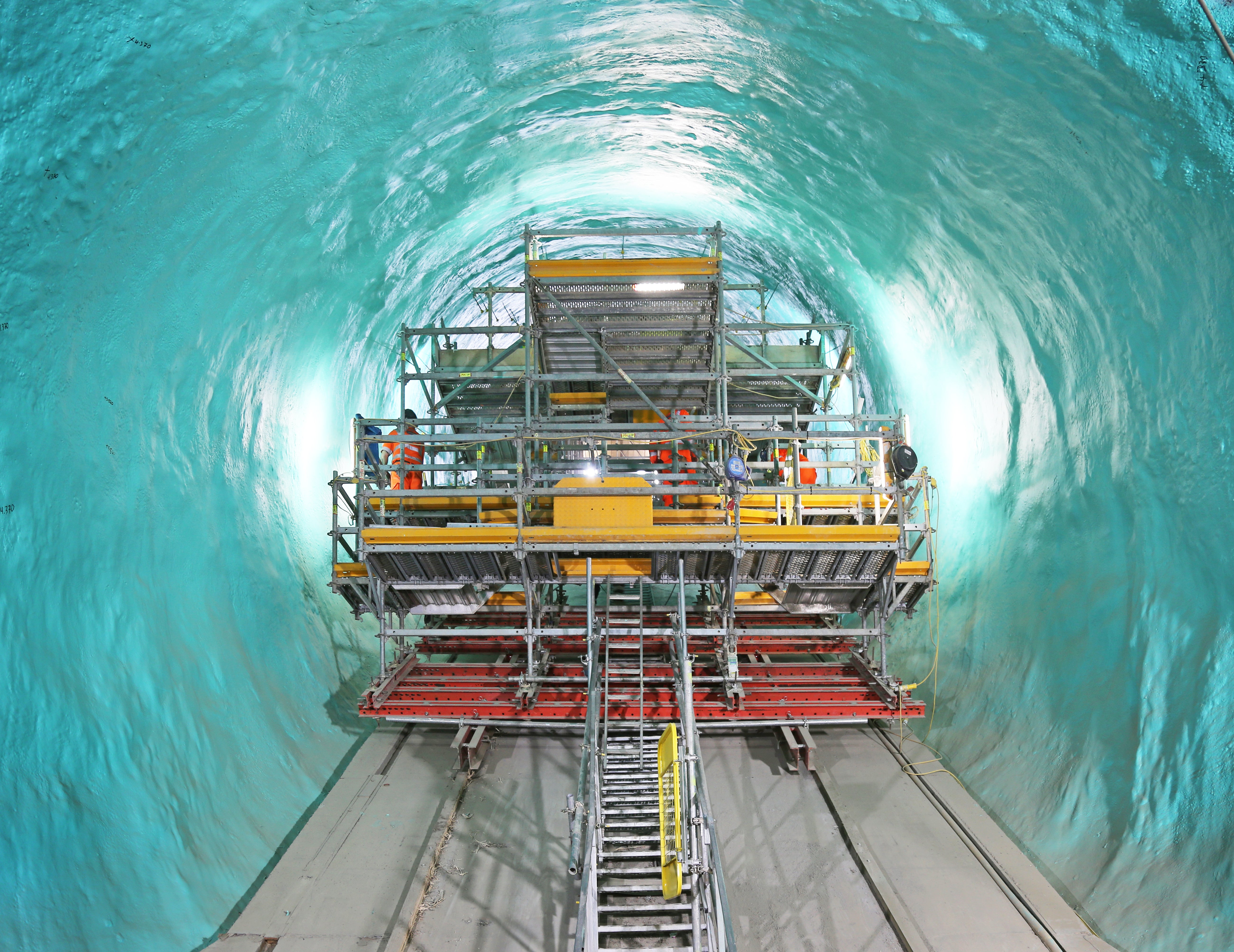 The PERI UP Tunnel Traveller provides flexible 360 access.
