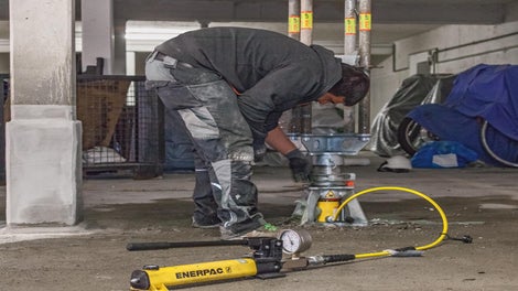 只需要一个便携式液压泵，就能够对PERI UP高强支撑施加预应力，在混凝土结构达到承载能力后，可以在受力状态下，控制性卸载，下降立柱。