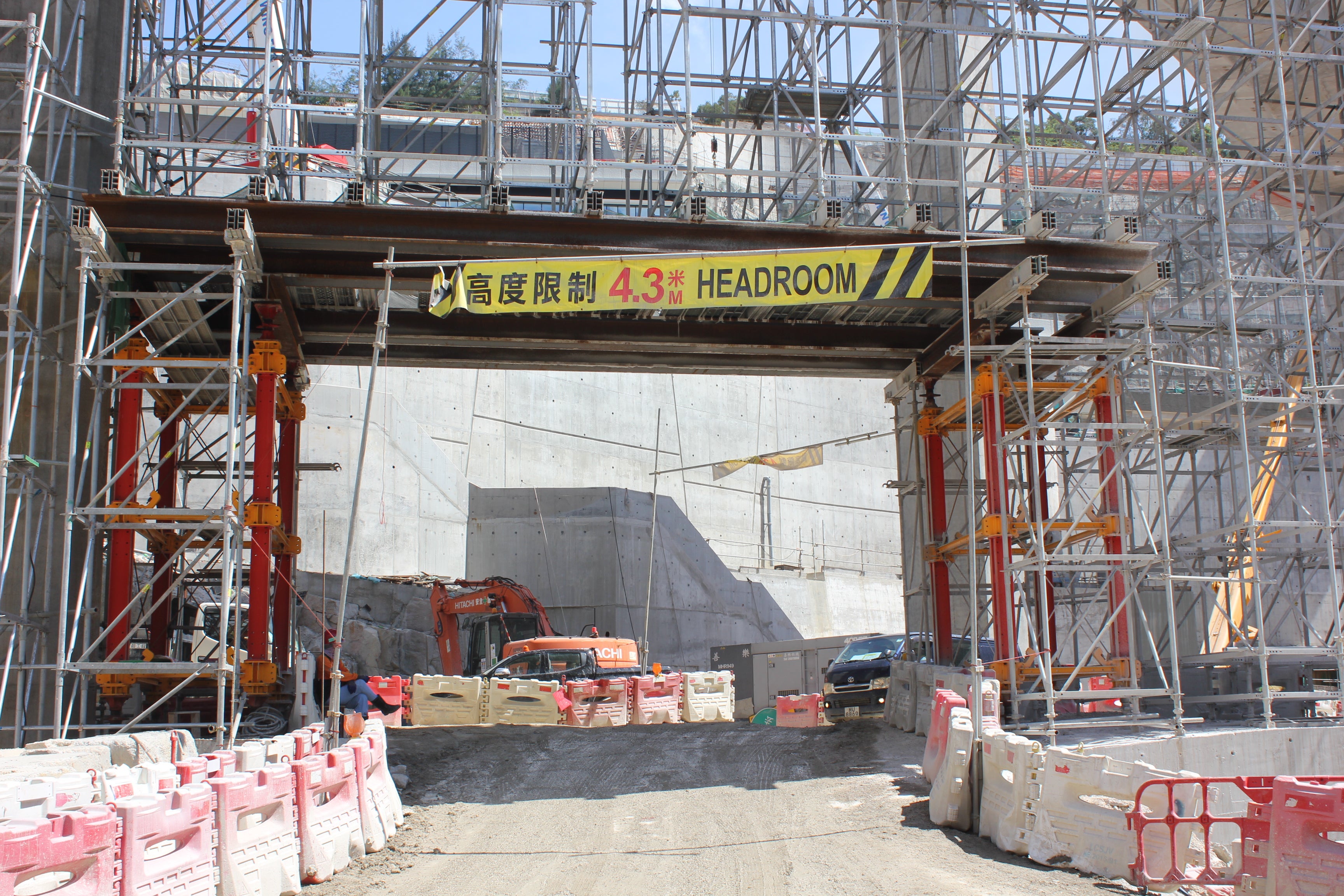 The HDS Heavy Duty Shoring is the optimal solution for the construction of pre-cast segmental bridges