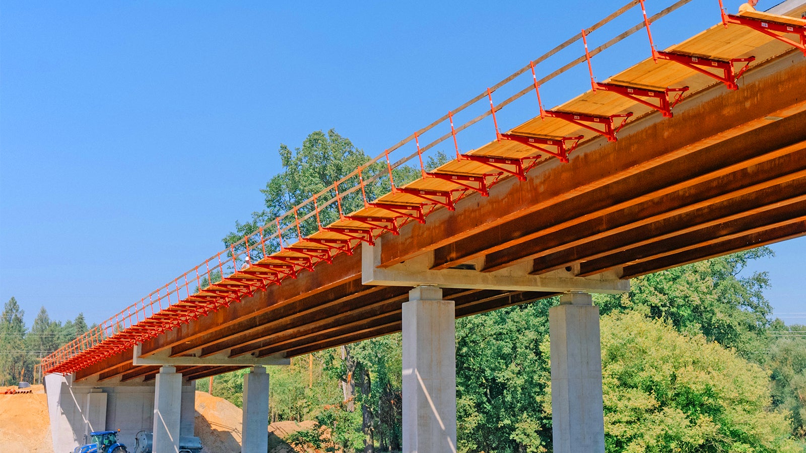 Systemy PERI na budowie łącznika obwodnicy północnej w Kędzierzynie Koźlu. Obiekt mostowy przez rzekę Kłodnicę i Kanał Gliwicki.