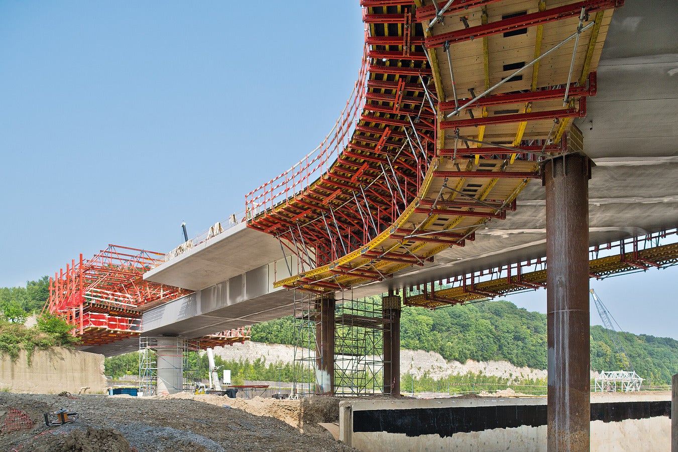 Fast assembly is possible with the standardised bolt connection of the VARIOKIT engineering construction kit.