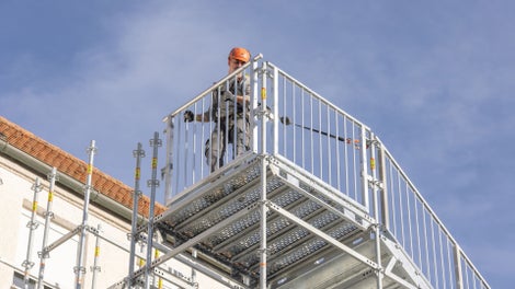 Die Treppe erfüllt sämtliche Normen und Vorschriften bezüglich Sicherheit, Stufen- und Geländerhöhen.