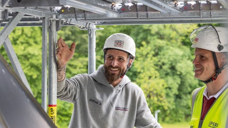 Gerüstbaumeister Stefan Sentesch ist von der Flexibilität des PERI UP Fassadengerüsts, insbesondere von den damit möglichen Eck- und Konsolausbildungen, begeistert.