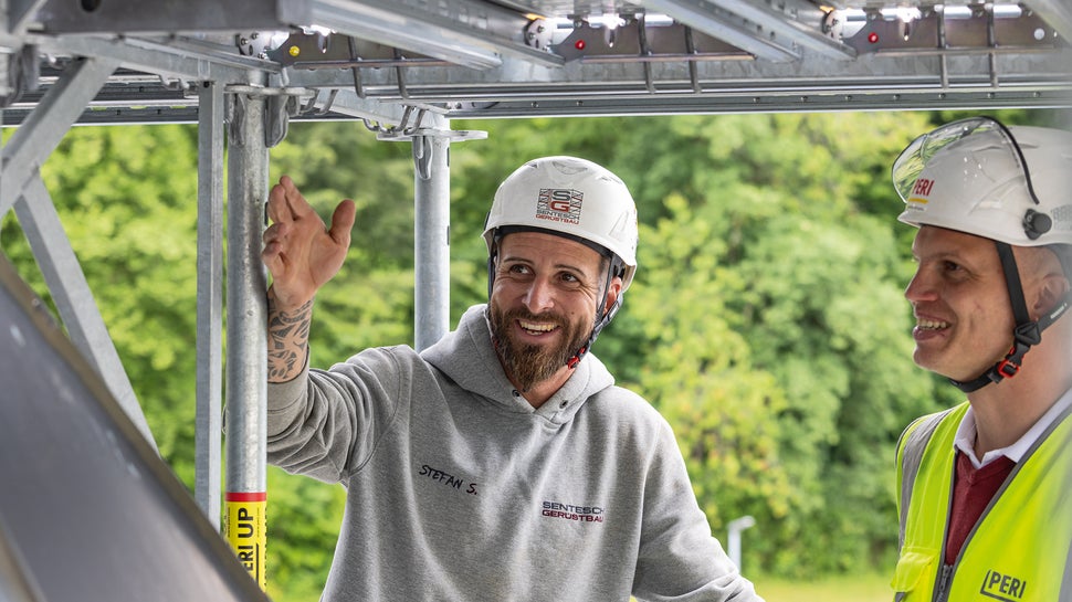 Gerüstbaumeister Stefan Sentesch ist von der Flexibilität des PERI UP Fassadengerüsts, insbesondere von den damit möglichen Eck- und Konsolausbildungen, begeistert.