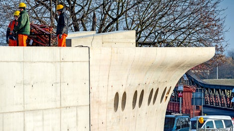 Przemyślane rozwiązania technologiczne zapewniły estetyczne połączenie deskowania 3D z deskowaniem MAXIMO. 