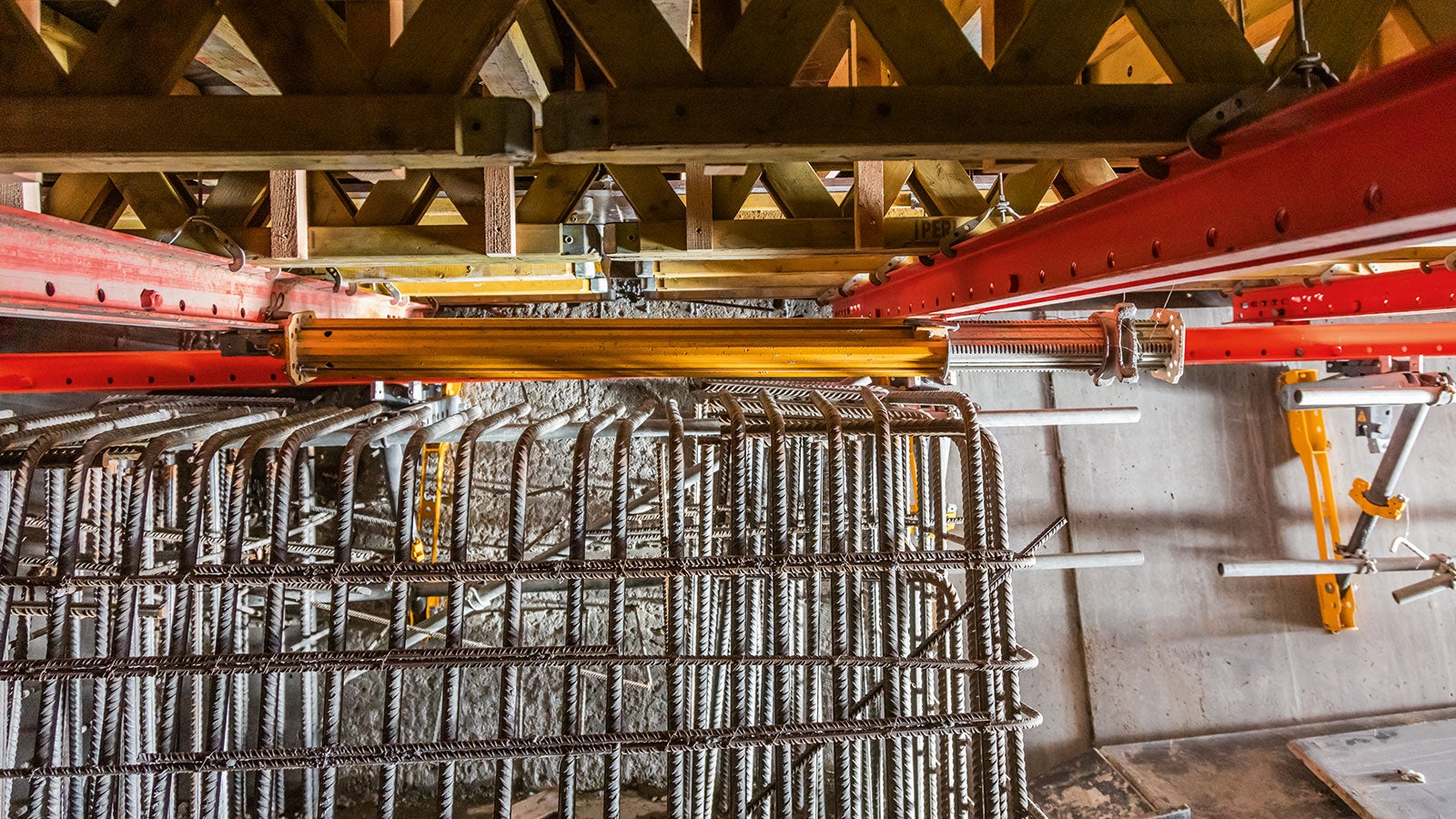 Horizontal folding of the props by 90° due to the new Cross Swivel Head. Props do not have any load-bearing role when passing over span boxes and cross beams, and therefore do not have to be dismantled and transported by hand.