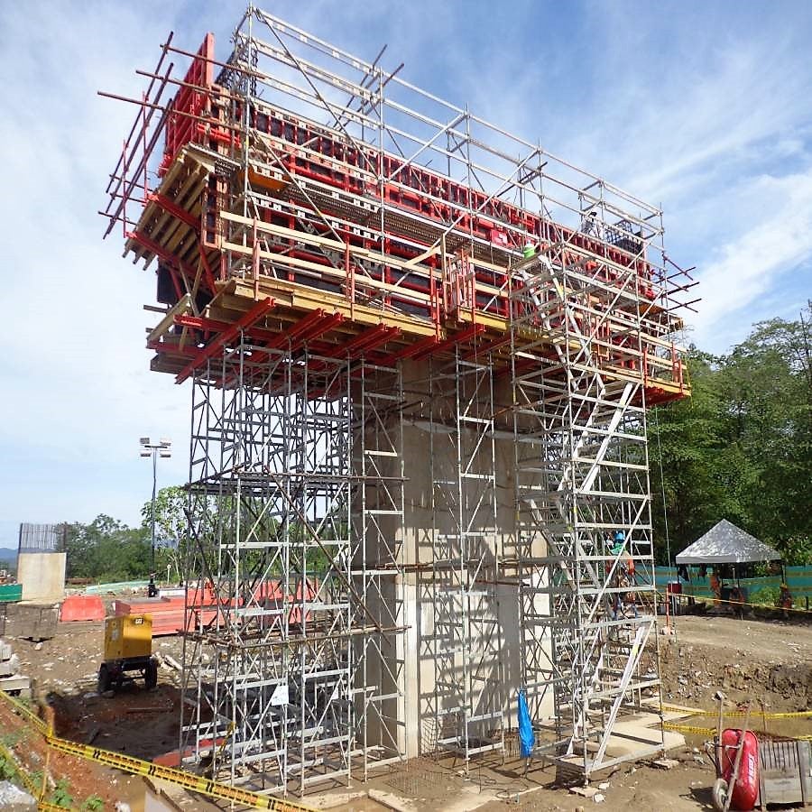 Las torres de escaleras Peri Up Flex 75 facilitaban el acceso para el armado del acero de refuerzo y encofrado.