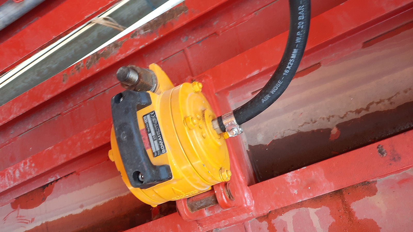 Встроенная система распределения и подачи сжатого воздуха позволяла использовать пневматические вибраторы