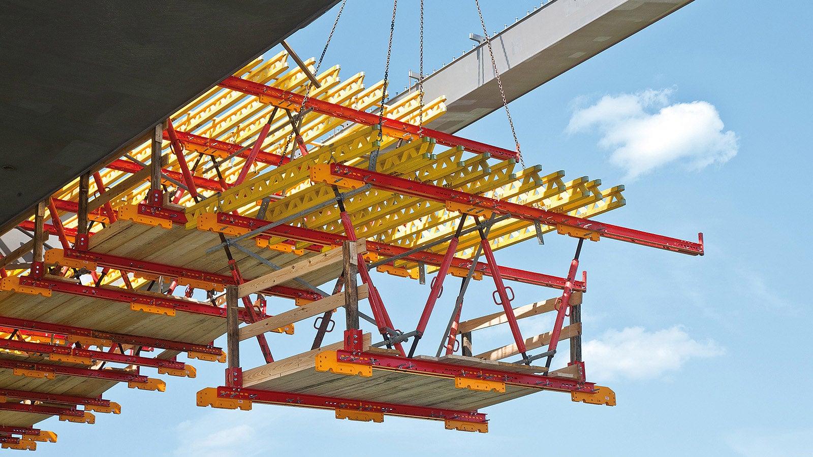 The project-specific solution with lightweight raised formwork units facilitated fast and simple moving to the next concreting section with the crane.