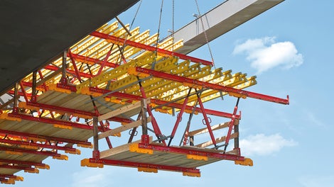 The project-specific solution with lightweight raised formwork units facilitated fast and simple moving to the next concreting section with the crane.