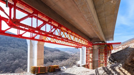 使用VARIOKIT工程套件，灵活适应施工现场复杂的建筑造型。