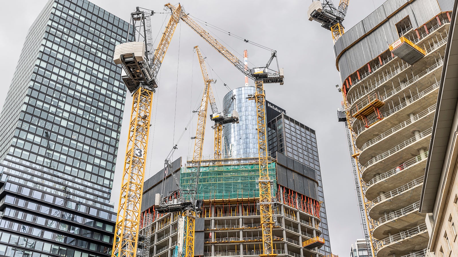 Unter dem Motto „Lebe die Stadt“ streben in Zukunft vier futuristische Türme des Projekts FOUR mit einer Höhe von bis zu 233,0 m im Herzen der Frankfurter Skyline in die Höhe.