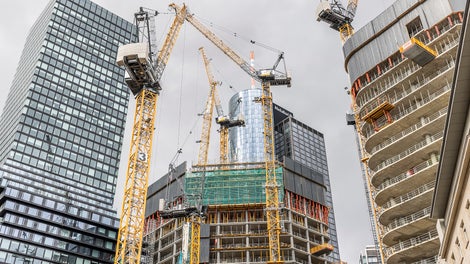 Unter dem Motto „Lebe die Stadt“ streben in Zukunft vier futuristische Türme des Projekts FOUR mit einer Höhe von bis zu 233,0 m im Herzen der Frankfurter Skyline in die Höhe.