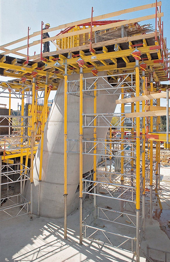 Working platforms with table modules and MULTIPROP towers extended upwards parallel with construction progress. This meant that accurate and safe forming could be carried out at all heights.