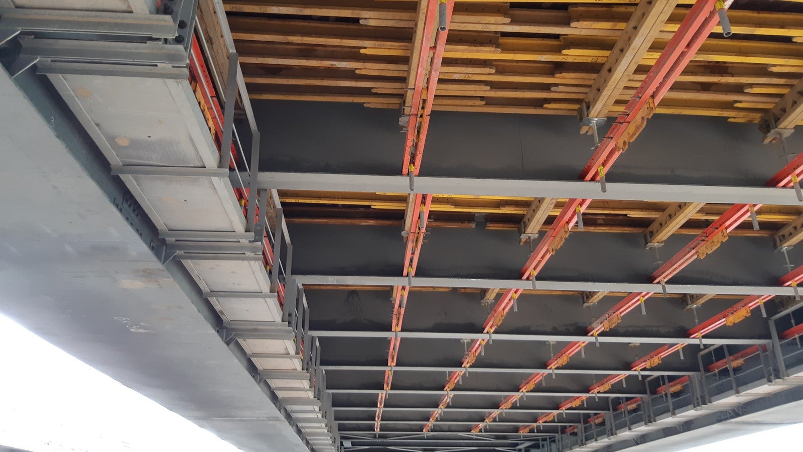 Поддерживающая конструкция для бетонирования дорожного полотна