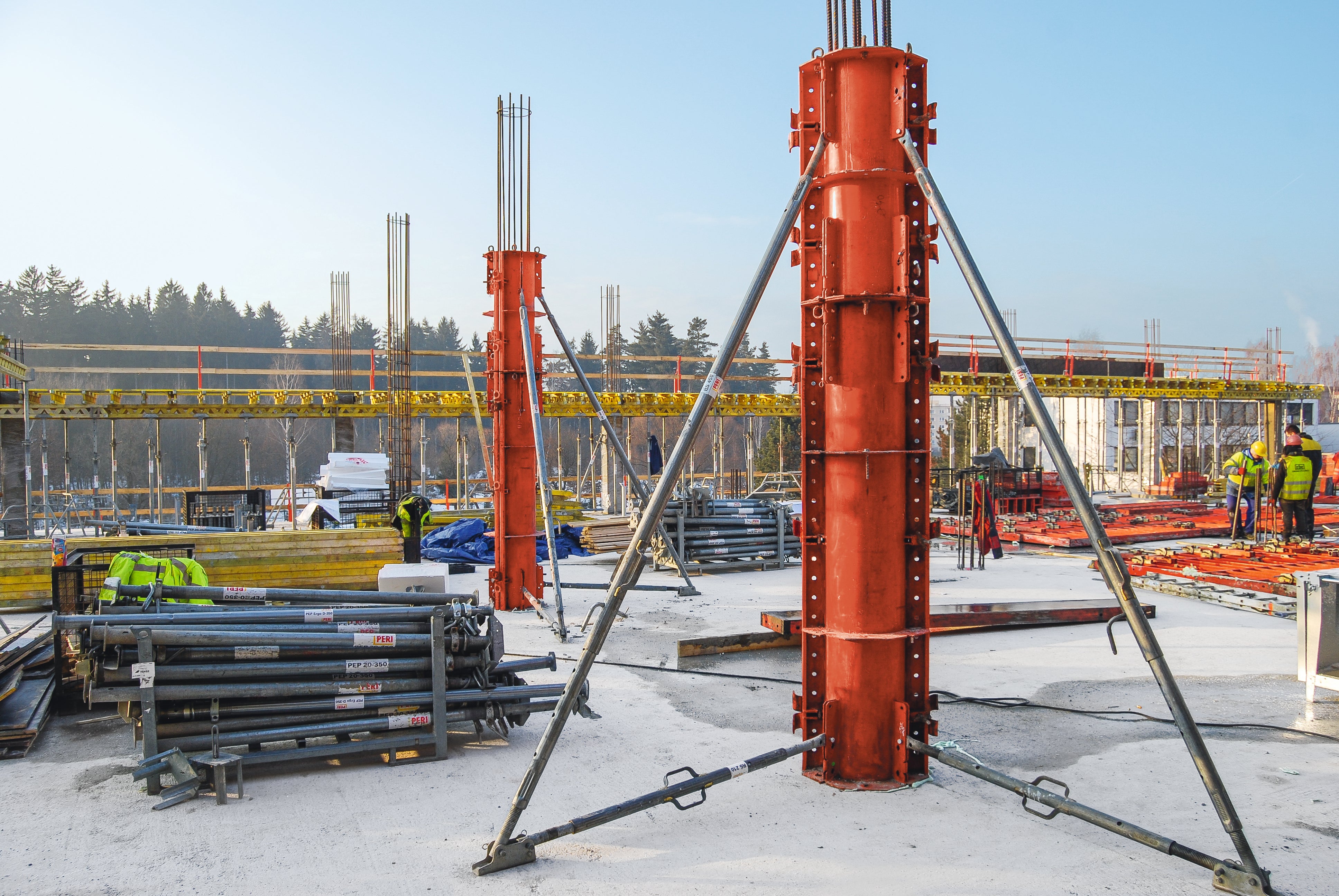 Stĺpy nosnej konštrukcie administratívnej budovy vyrástli pomocou kruhového stĺpového debnenia SRS.