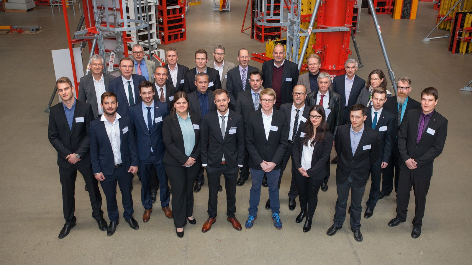 All participants, supervising members of staff along with the PERI organization team of the 10th final elimination round of the PERI Construction Exercise in the exhibition hall of PERI GmbH in Weissenhorn.