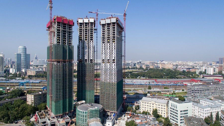 Поставка более 1 000 тонн оборудования на 3 здания, которые строились одновременно.