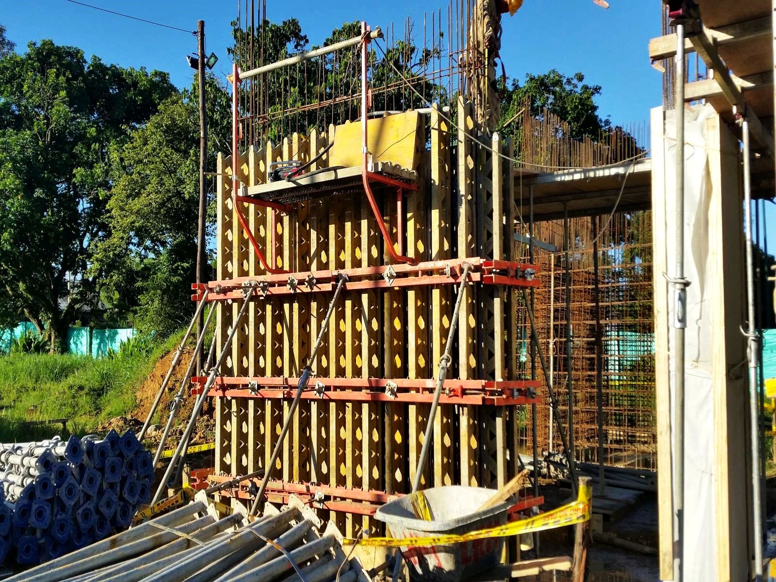 Encofrado VARIO GT-24 y VARIO VT-20 para muros y columnas.