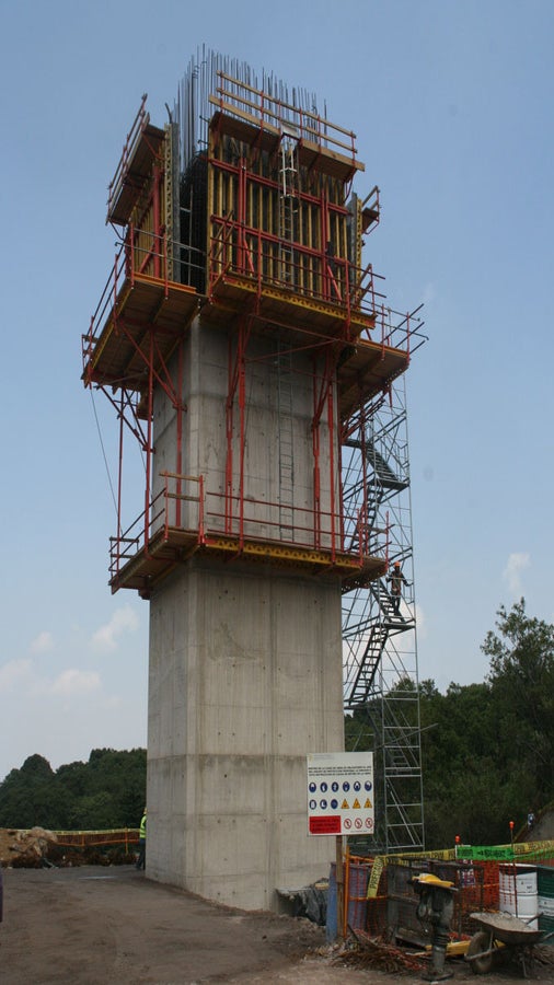 El sistema VARIO se conecta con el sistema de trepa CB 240, el cual permite ir trepando en altura sin necesidad de bajar o ajustar la cimbra. La unidad de trepa cuenta con plataforma de colado, plataforma de trabajo y plataforma de seguimiento.