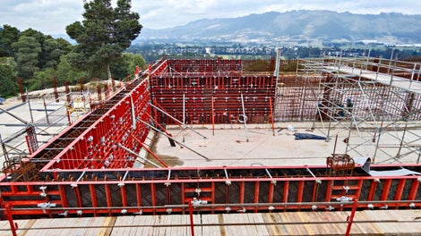 Encofrado de muros para tanques con el versátil sistema de encofrado LIWA