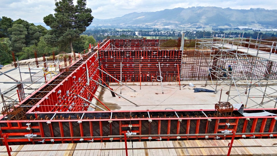 Encofrado de muros para tanques con el versátil sistema de encofrado LIWA
