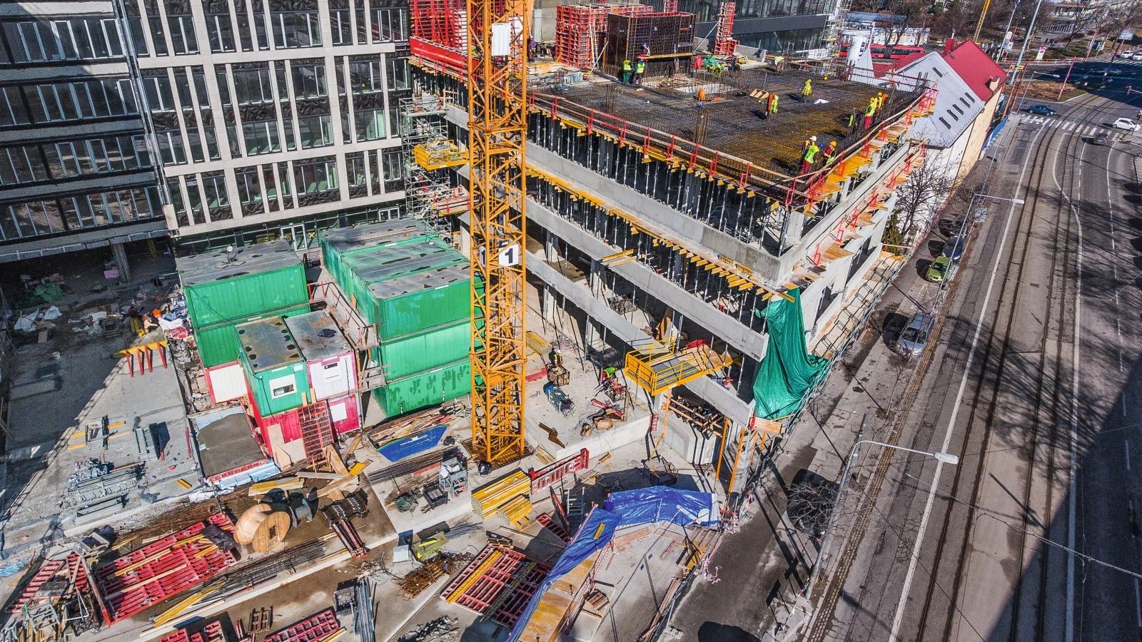Vo výťahových šachtách boli použité BR lávky s podvesnými plošinami, výťahové šachty a vnútorné steny rástli pomocou systému TRIO