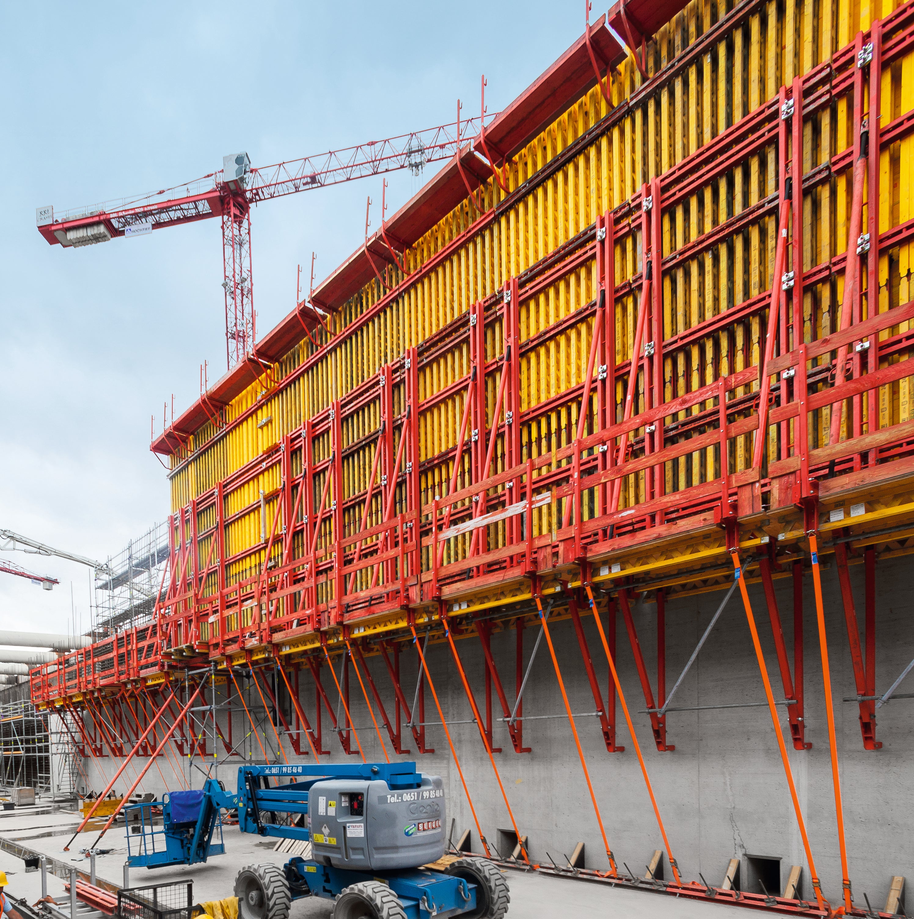 Les plates-formes inclinables intégrées permettent de créer des zones de travail horizontales même sur des ouvrages inclinés. Grâce à cette fonctionnalité innovante, les équipes peuvent ajuster rapidement et facilement les configurations de travail selon les besoins spécifiques du projet, offrant ainsi une flexibilité inégalée sur le chantier<br/>
