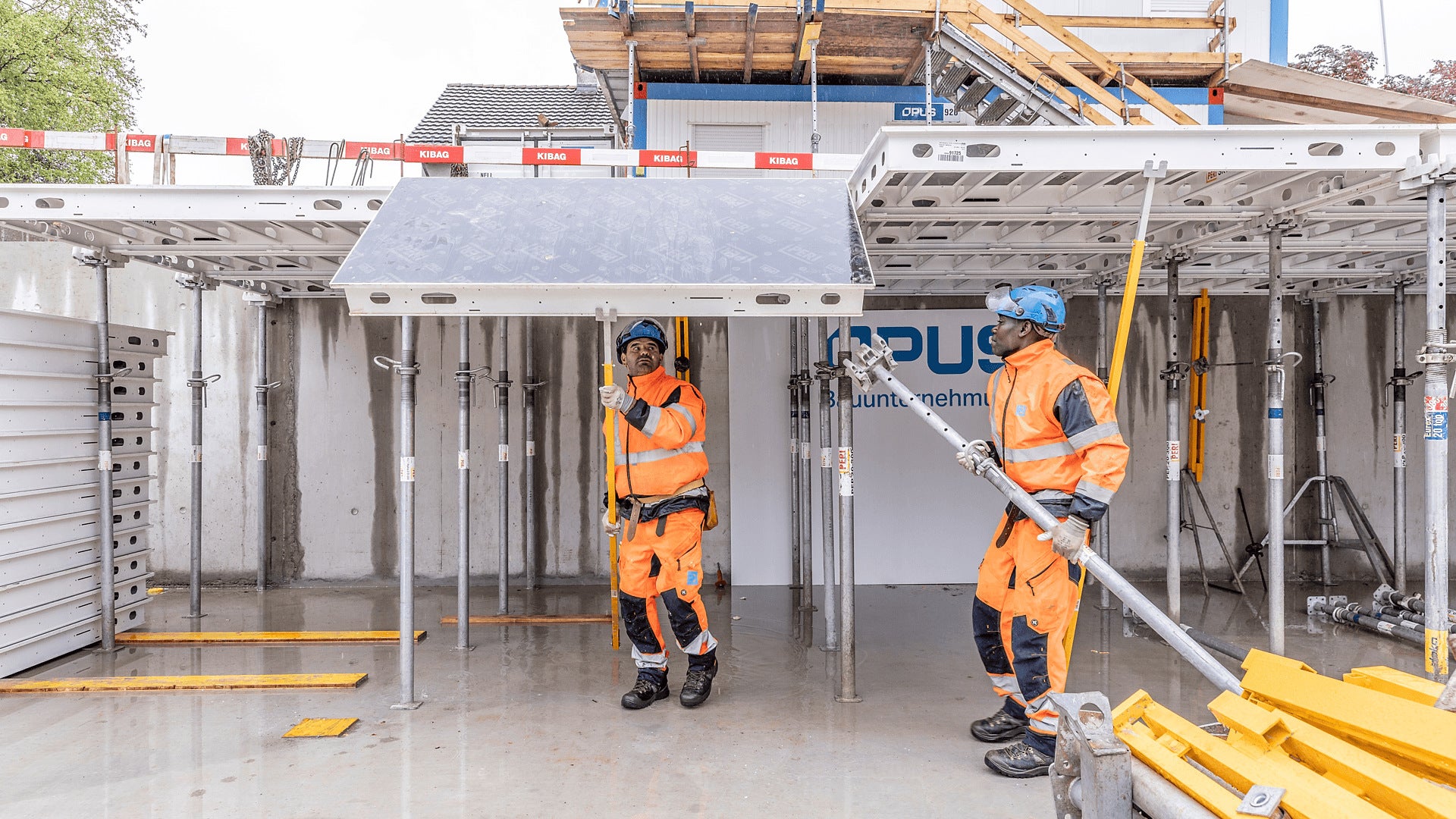 SKYMAX wird von der unteren Stellebene aus auf- und abgebaut. So bleibt das Baustellenteam beim Schalen der Decke auf einer sicheren Arbeitsebene.