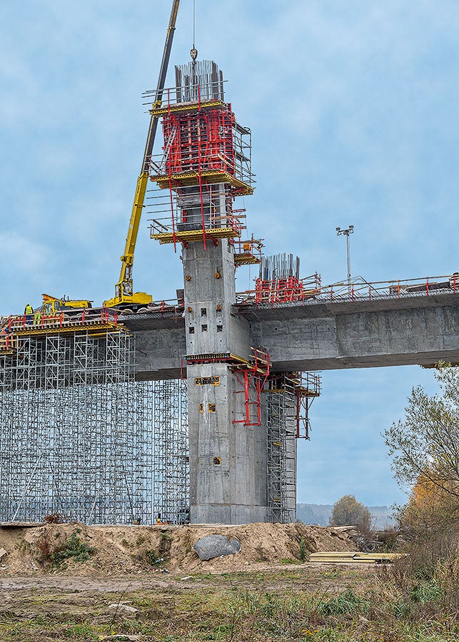 Żuraw wymagany jest jedynie do obsługi zbrojenia. Deskowania działają niezależnie.