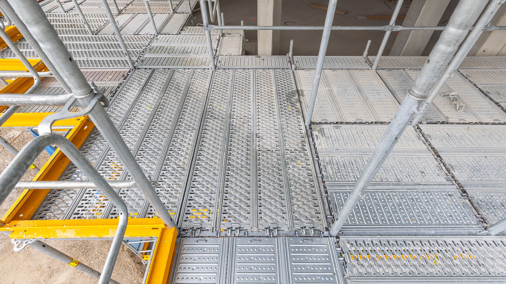 Richtungswechsel: Die Gerüstbeläge lassen sich bei PERI UP schachbrettartig anordnen – für eine sichere Arbeitsumgebung mit stolperfreien Belagsebenen.