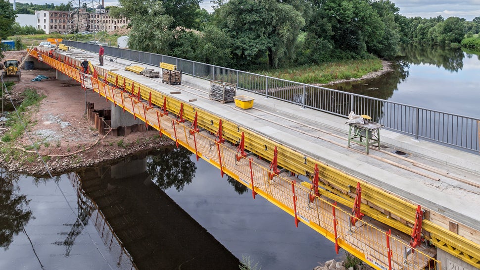 Die knapp 70 m lange und 4 m breite Radwegbrücke überspannt die Zschopau als 3-Feld-Brücke.