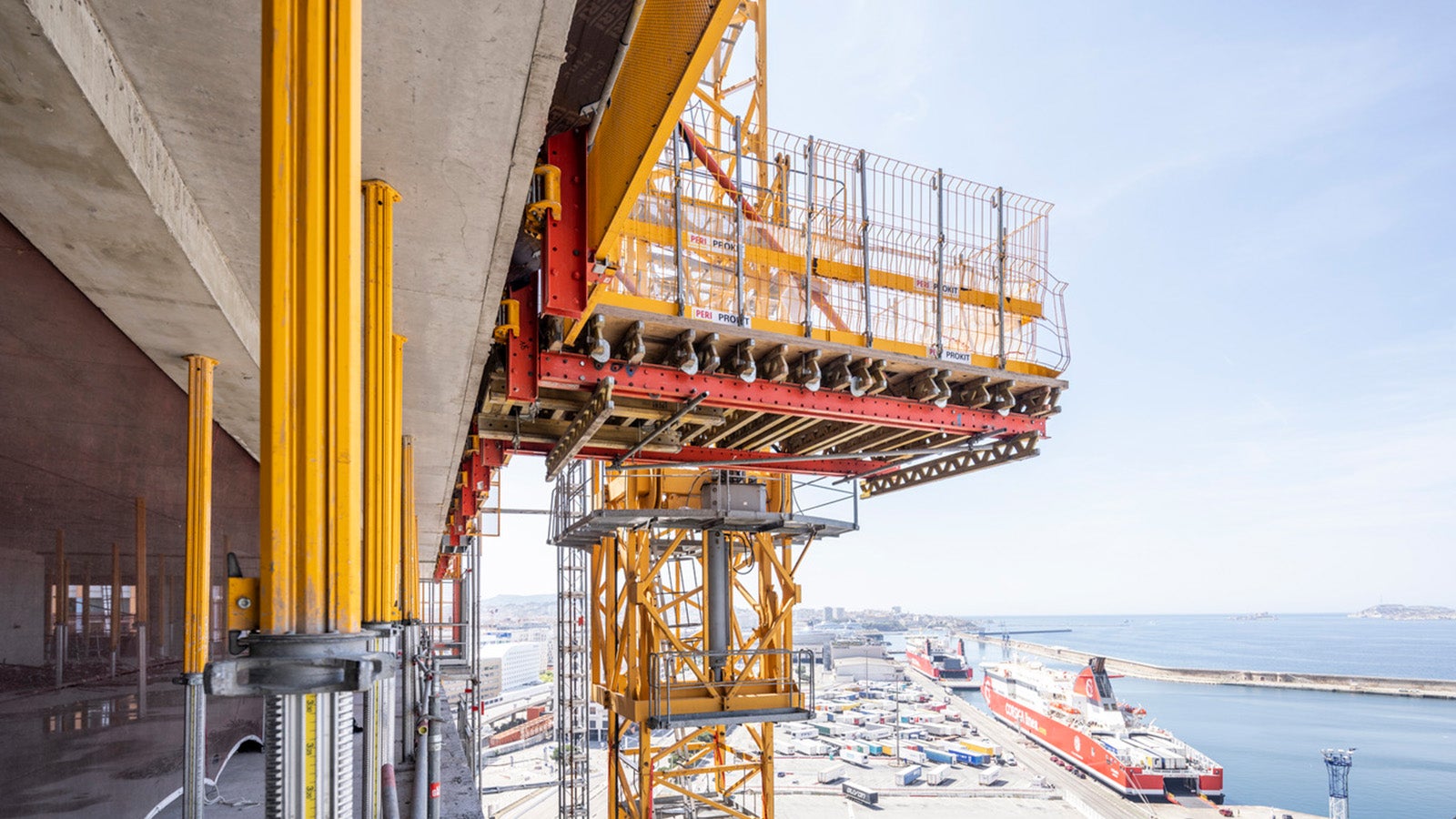 The immediate proximity to the Mediterranean Sea not only meant that space was limited during the construction phase, but also led to special requirements in terms of safety. The high wind forces, for example, proved challenging. By using a PERI climbing protection panel for enclosure purposes, however, the workers were effectively protected from the high wind loads even at great heights and the possibility of falling objects was ruled out. A PERI rail climbing system used for the construction of the facade also ensured a high level of work safety, with the climbing unit being securely connected to the structure at all times via the rails.