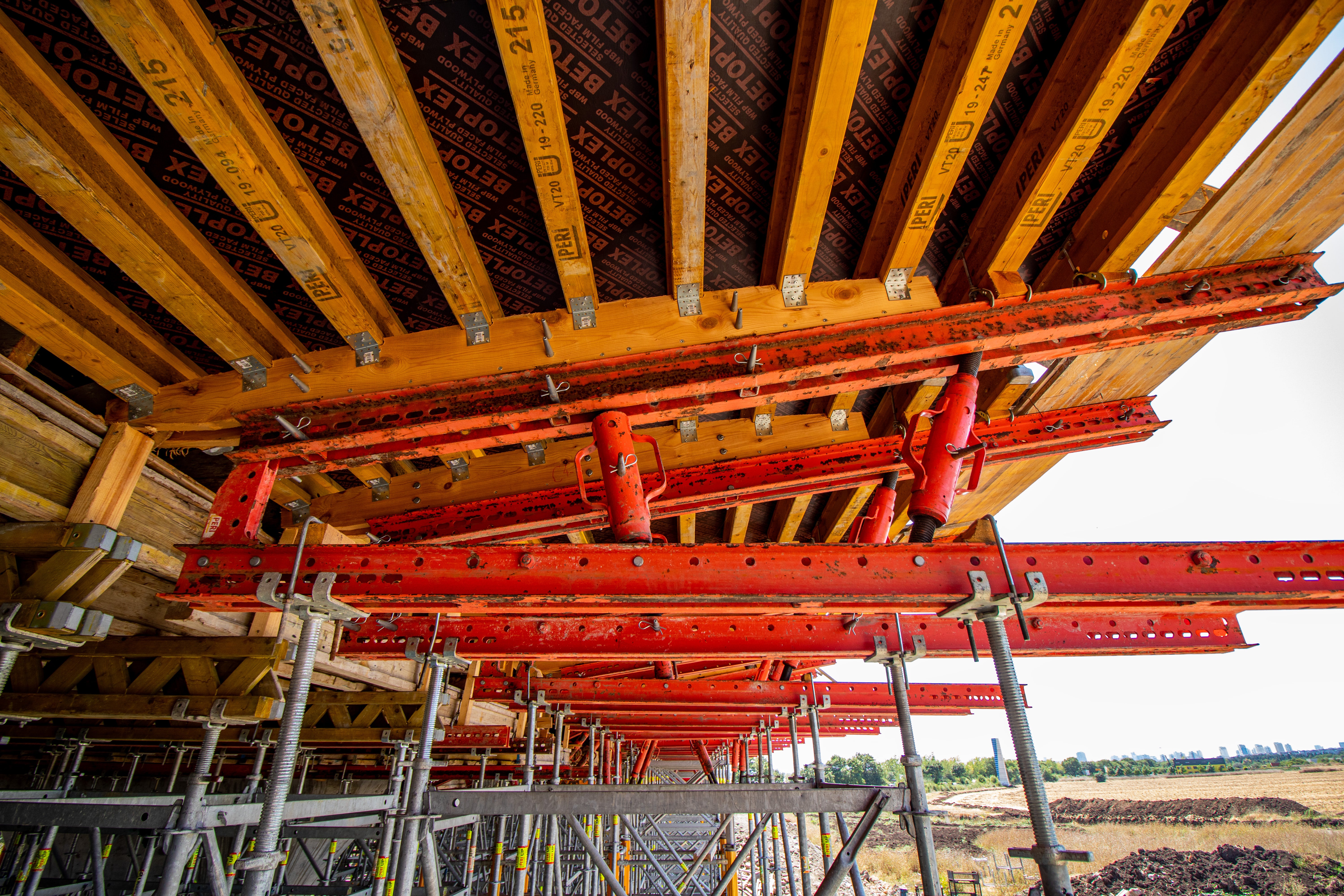 Индивидуално проектирани кофражни маси за конзолните участъци на плочата. Ребрата са произведени чрез CNC машина