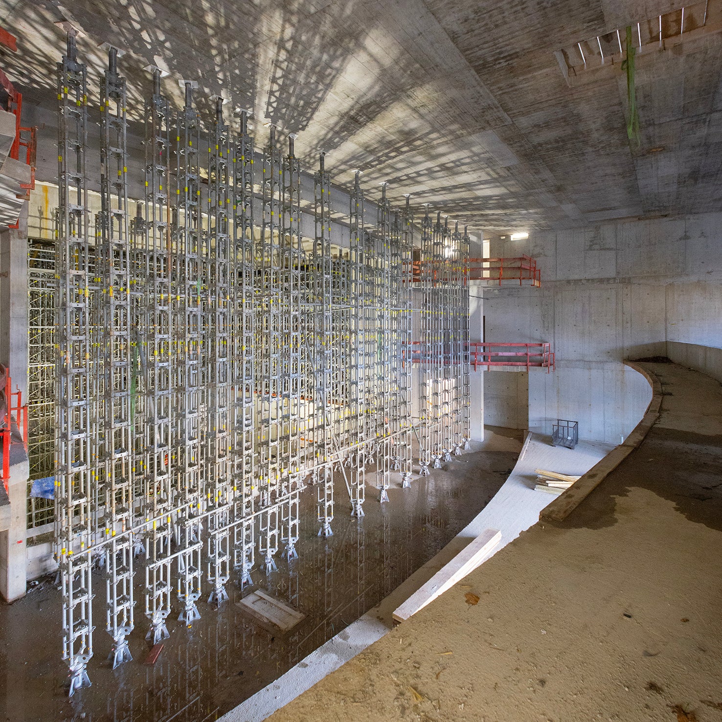 4-stielige PERI UP Schwerlaststützen unterhalb der wandartigen Träger trugen Linienlasten bis zu 250 kN/m nach unten ab.