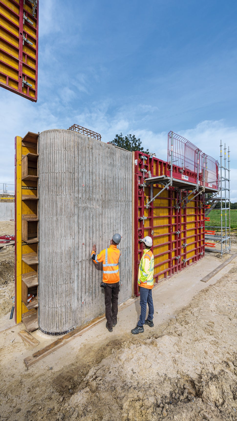 Die MAXIMO Struktur mit werkseitig montierter 3-Schicht-Trägerplatte ermöglicht die Herstellung von speziellen Betonoberflächen mit Sichtbetonanforderungen<br/>