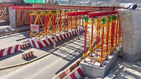 组合使用ALPHAKIT-工程套件与HEB-型钢，组成承重结构，并为大量施工车辆的行驶提供安全通道