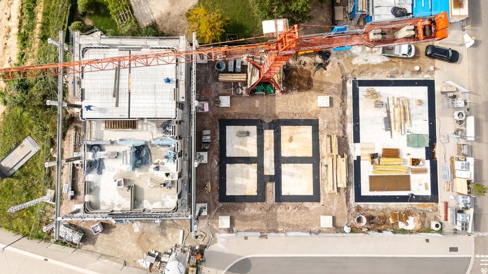 The unique feature of the DREIHAUS is its fully planned, 3D-printing-optimised, and scalable building concept for a three-story multi-family house – available in three sizes: S, M, and L.<br/>(Photo: PERI 3D Construction)