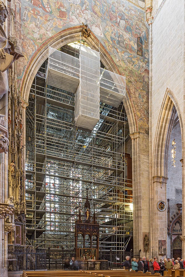 Der Chorraum des Ulmer Münsters ist 29 m lang, 15 m breit und 26 m hoch. Während der Sanierungsarbeiten ist er ein knappes Jahr lang für die Besucher nicht zugänglich.