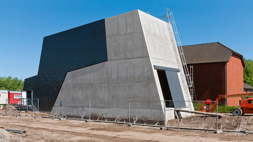 Mit MAXIMO lassen sich hochwertige Betonoberflächen herstellen – ein wesentliches Argument für das Bauunternehmen bei der Ausführung der Kabelübergabestation, denn der Architekt stellte diesbezüglich besondere Anforderungen.