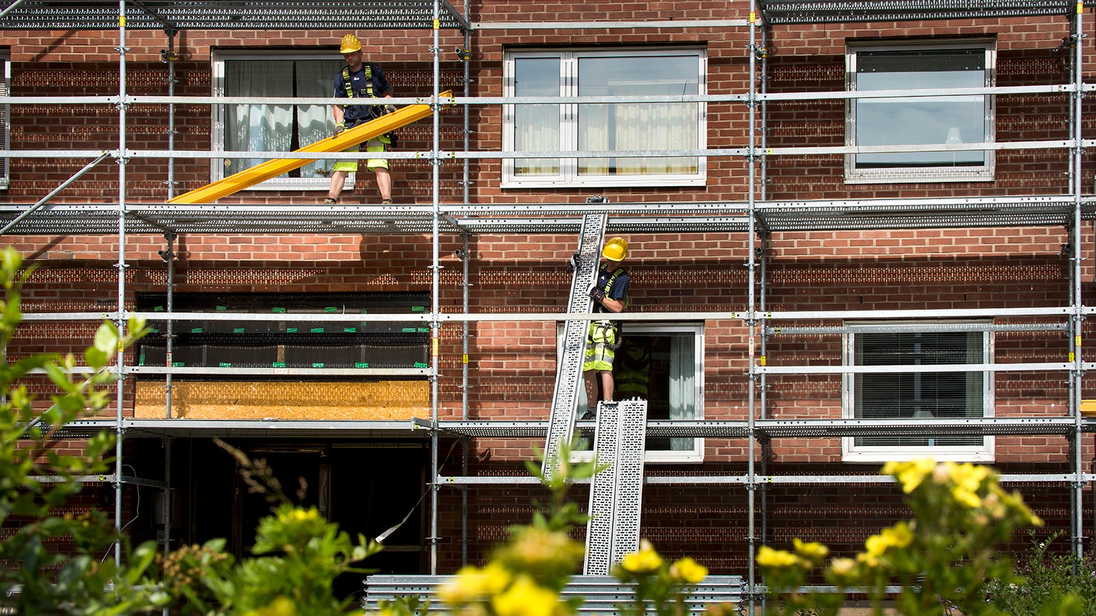 Halkskydd där alla stålplan har integrerad lyftspärr och halksäker yta med perforering.