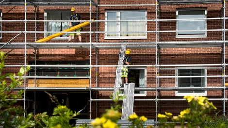 Halkskydd där alla stålplan har integrerad lyftspärr och halksäker yta med perforering.
