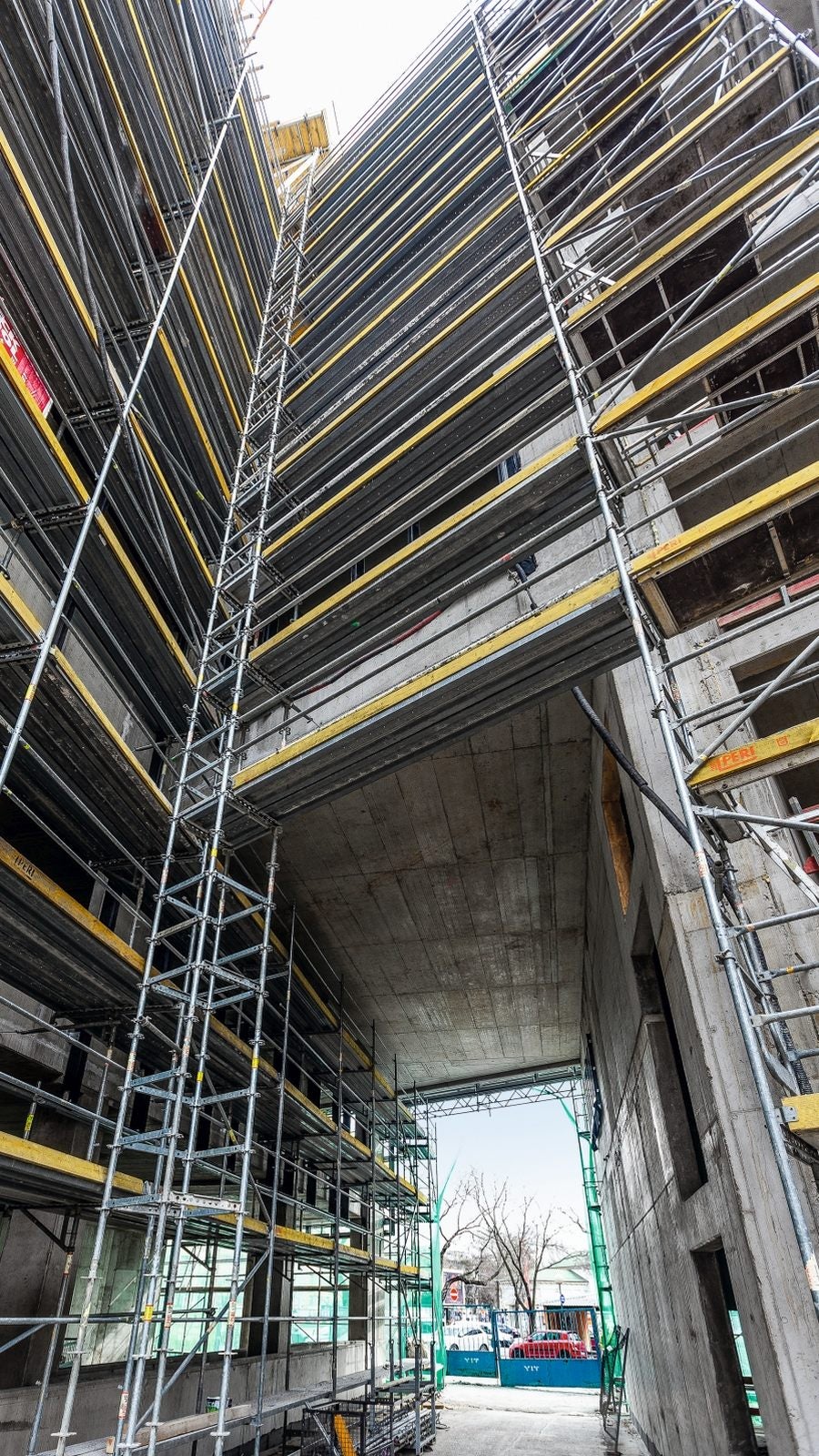 Riešenie pojazdu do átria pomocou podpernej veže a 4 m polí fasádneho lešenia PERI UP T 72.